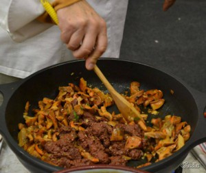 Revuelto de niscalos con morcilla de cebolla de La Adrada